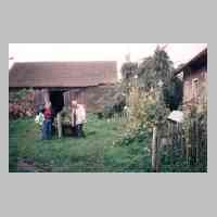 081-1003 Reinlacken 1993 - Elfried und Kurt Rosenwald im Hof vom Anwesen Tietz (Schmiede).JPG